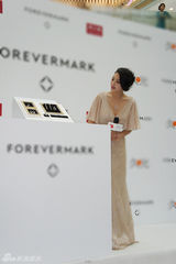 组图：张雨绮优雅出席活动 专人撑伞气场十足