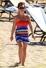 组图：布兰妮与男友甜蜜度假 亮色短裙难挡赘肉