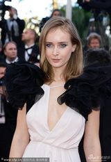 组图：《过往》首映 女主角深V露奶秀美腿