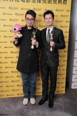 组图：金像奖得主后台秀奖杯 与小新合影