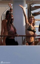 高清组图：菲姬游艇大秀比基尼 性感身材呼之欲出