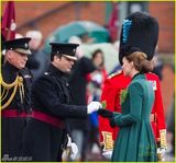 组图：凯特王妃怀孕见肚 亲自弯腰拔鞋跟