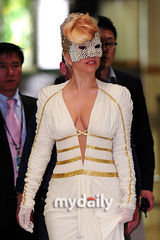 组图：LADY GAGA抵达韩国金浦机场 性感白裙优雅