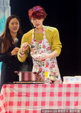 组图：金在中上海个唱展摇滚魅力 下厨喂粉丝