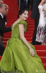 组图：戛纳开幕红毯众星争艳 深V爆乳透视美背