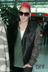 组图：韩团NU’EST飞新加坡出席韩流博览会