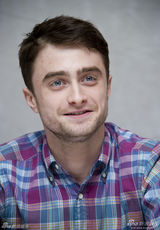 组图：丹尼尔为《杀死汝爱》拍写真 抿嘴卖萌