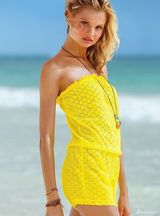 组图：超模梅格达莱纳海滩咸湿 秀热辣好身材