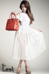 组图：韩星徐仁英春日新照显清新