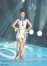 组图：周显欣古典气质走秀穿越青花之韵