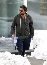 组图：休-杰克曼带孩子玩雪 小艾娃骑单杠玩得疯