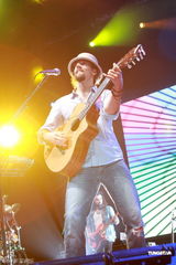 组图：杰森玛耶兹香港开唱 演唱会座无虚席