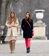 高清组图：杰西卡-阿尔芭街拍LOOK黑衣搭红裤