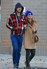 组图：瑞恩-高斯林与女友门德斯惬意散步