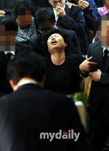 组图：韩自杀主播宋智善出殡 同事送行母亲悲痛欲绝