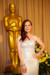 高清图：奥斯卡后台 朱莉安-摩尔与老公恩爱亮相