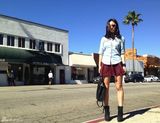 组图：刘芸洛杉矶私服街拍 欧美潮范儿显美腿