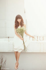 组图：冯琪儿全新写真曝光 展现迷人青春活力