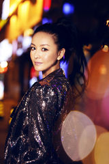 组图：戴娇倩最新光影写真展动人魅力