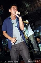 组图：陈冠希深夜酒吧演出 眼神迷离脸涨通红