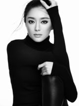 组图：秦岚连登两本杂志亦动亦静风情迷人