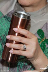 组图：汪明荃随罗家英探访老人 心情大好钻戒闪耀