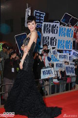 组图：杨怡复古黑裙红毯抢镜 马国明西服别致