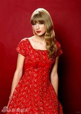 组图：泰勒-斯威夫特金发红裙小秀别样风情