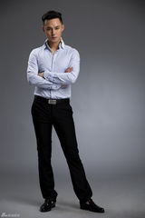 组图：尹正写真清爽出镜 潇洒硬朗十足气场