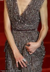 组图：张曼玉金色深V薄纱裙亮相 拽裙摆似蝴蝶仙女