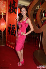 组图：陈豪红装亮相 Jessica C.俯身泄春光