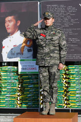 高清组图：韩星玄彬正式退役 众粉丝举牌迎接