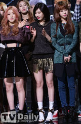 组图：韩团2NE1《M countdown》打榜拿第一