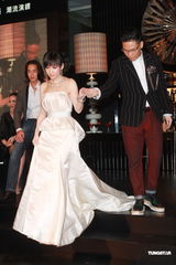 组图：周慧敏曼妙白裙女神范儿 大方秀光滑美背