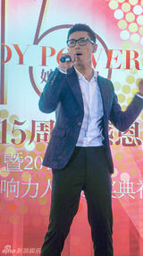 组图：张赫宣现身颁奖盛典 获封年度人气男歌手