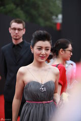 组图：陈廷嘉抹胸短裙亮相芭莎红毯