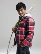 组图：耿乐登杂志扮演城市猎手 生活展露平常心