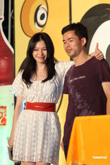 组图：徐若瑄上海代言 白色镂空短裙亮相秀美腿