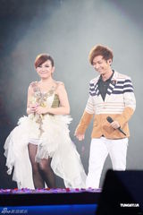 组图：梁静茹演唱会落幕 与表哥同台合唱