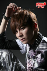 组图：快男杭州十四强诞生 流浪歌手感动全场