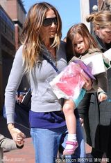 组图：杰西卡-帕克接女儿放学妹妹得宠姐姐吃醋