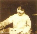 组图：王诗龄卖萌照撞脸童年王菲