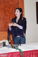 组图：艳星叶玉卿被爆复出还债 浓妆澄清未破产