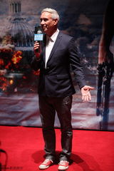 组图：《惊天危机》导演三毁白宫 秀水街买内衣