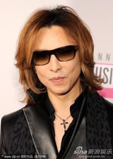 组图：Yoshiki墨镜亮相红毯 剪刀手理秀发