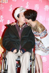 组图：赌王何鸿燊92岁生日 与四太亲嘴秀恩爱