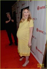 组图：德普皮衣帅气亮相 巴里摩尔黄裙挺大肚