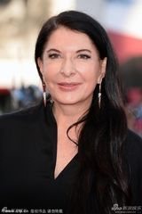 组图：行为艺术家阿布拉莫维奇黑衣亮相红毯