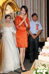 组图：梁咏琪为新人证婚 大方祝福郑伊健