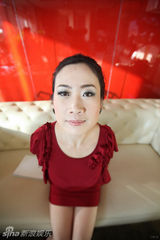 组图：芙蓉姐姐演讲获专人护驾 遭粉丝热情围困